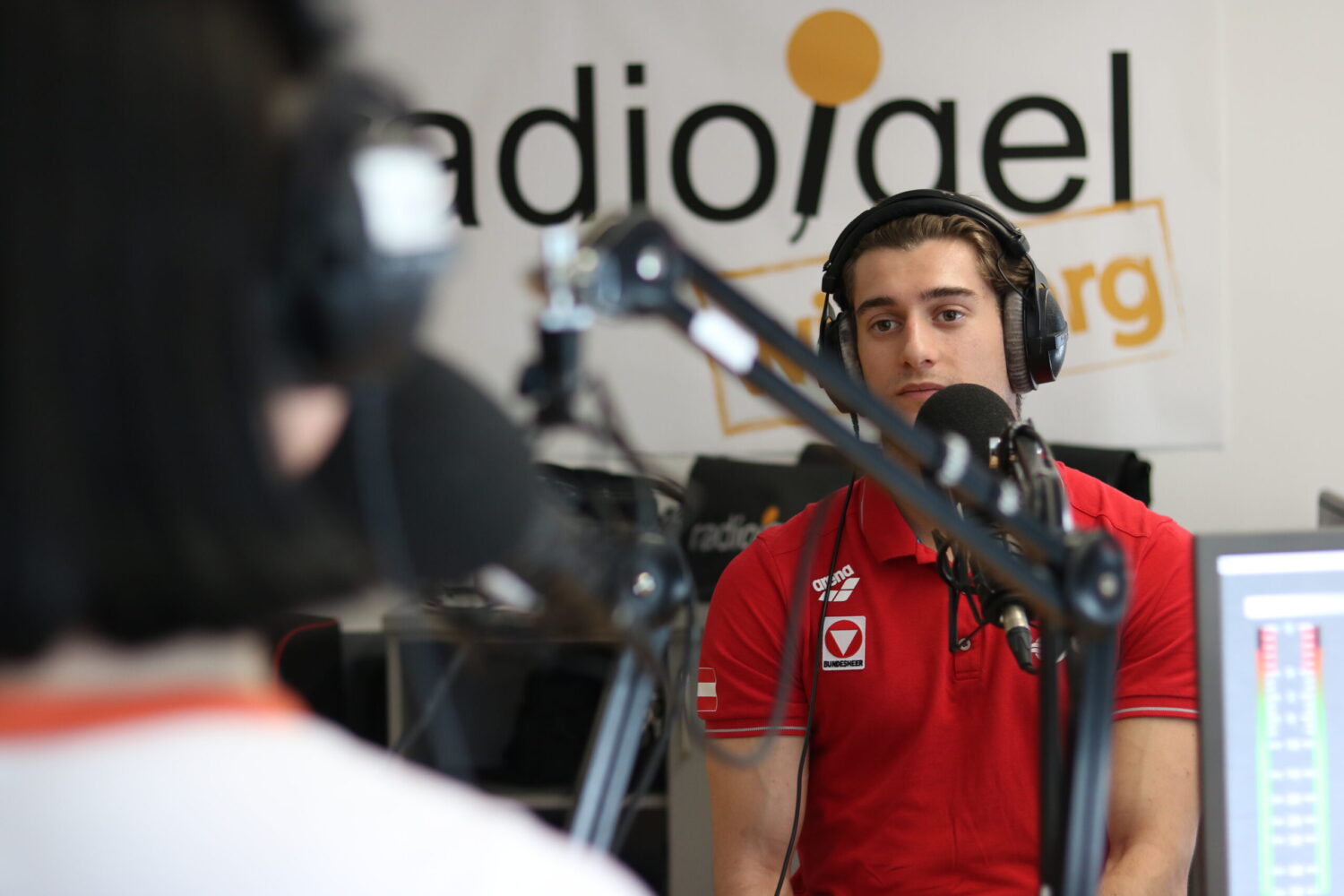Turmspringer Dariush Lotfi im RadioIgel-Studio